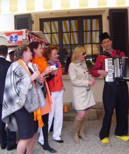 Accordeonist Nederlandstalig Repertoire Koningsdag Volendams Kostuum Luxemburg Ambassade Accordeonist Violist