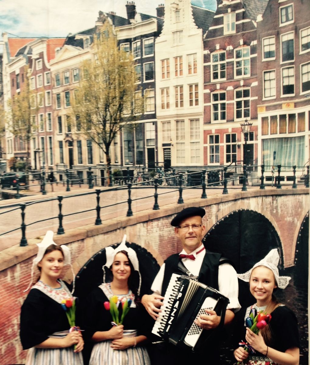 Amsterdam Accordeonist Huren Gezocht Aangeboden Inhuren biedt zich aan voor feestjes, accordeonmuziek live