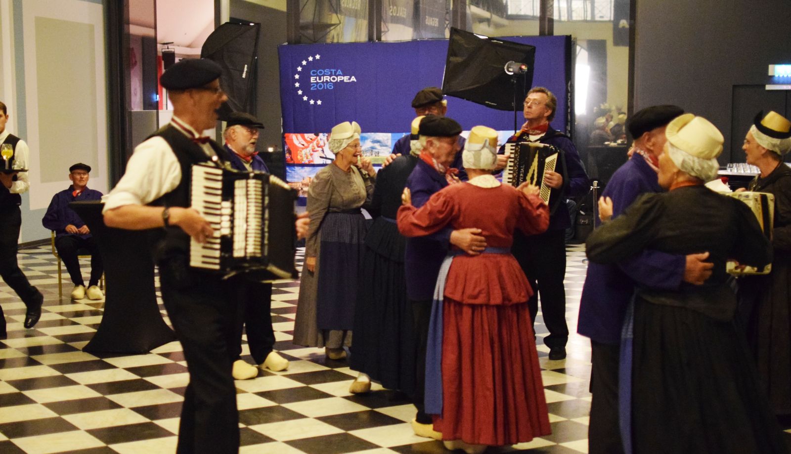 Amsterdam Accordeonist Huren Gezocht Aangeboden Inhuren biedt zich aan voor feestjes, accordeonmuziek live