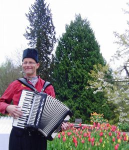 Accordeonist Accordeonist Henk George Lippens Nederlandse Ambassade Volendams Kostuum Accordeonmuziek