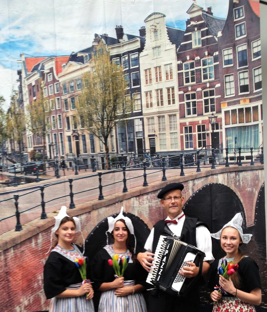 Amsterdam Accordeonist Huren Gezocht Aangeboden Inhuren biedt zich aan voor feestjes, accordeonmuziek live