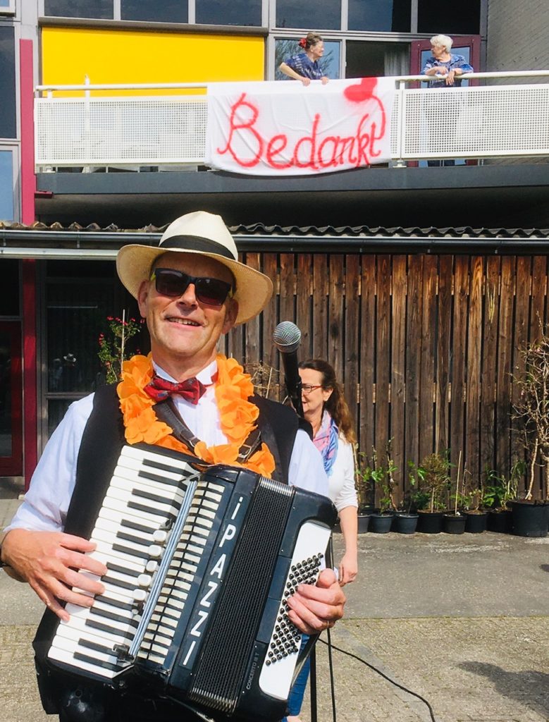 Accordeonist Violist Henk George Lippens, Italiaanse Muziek, Vloeiend Italiaanssprekend ! Italie www.PazziMusic.nl